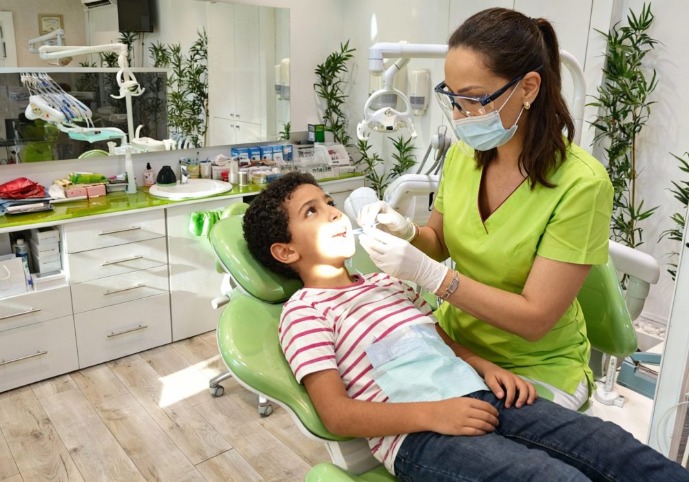 freepik__orthodontiste-en-blouse-mdicale-verte-haut-col-en-__9960