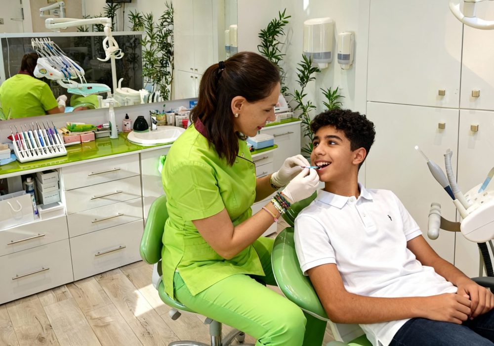 freepik__orthodontiste-en-blouse-mdicale-verte-pantalon-ass__9961