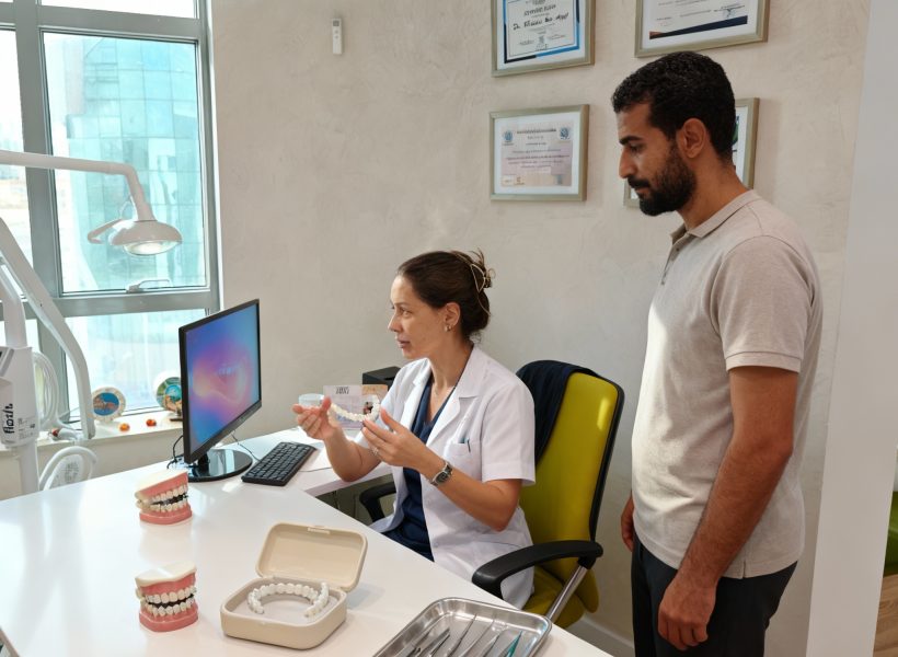 freepik__scne-photoraliste-orthodontiste-derrire-un-bureau-__22151